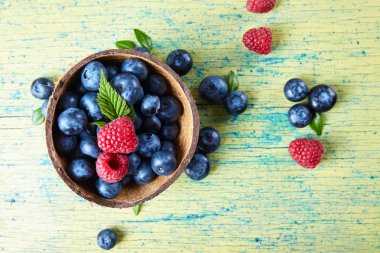 Olgun taze ahududu ve yaban mersini kapatın. Gıda katkı maddeleri
