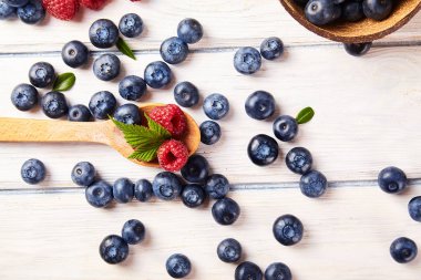 Olgun taze ahududu ve yaban mersini kapatın. Gıda katkı maddeleri