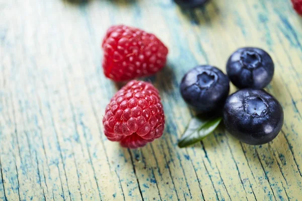 Olgun taze ahududu ve yaban mersini kapatın. Gıda katkı maddeleri