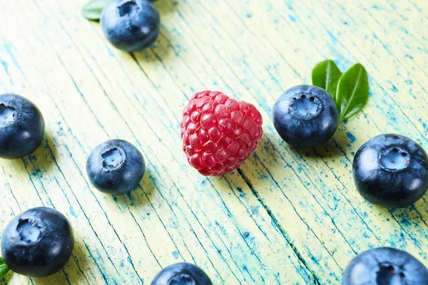 Olgun taze ahududu ve yaban mersini kapatın. Gıda katkı maddeleri