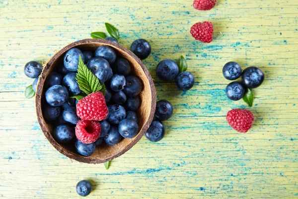 Olgun taze ahududu ve yaban mersini kapatın. Gıda katkı maddeleri