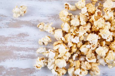 Tatlı kızarmış patlamış mısır renk arka plan üzerinde kapatın. Gıda katkı maddeleri