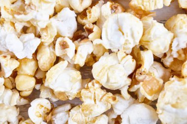 Tatlı kızarmış patlamış mısır renk arka plan üzerinde kapatın. Gıda katkı maddeleri