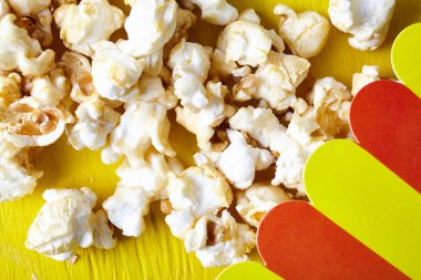 Tatlı kızarmış patlamış mısır renk arka plan üzerinde kapatın. Gıda katkı maddeleri