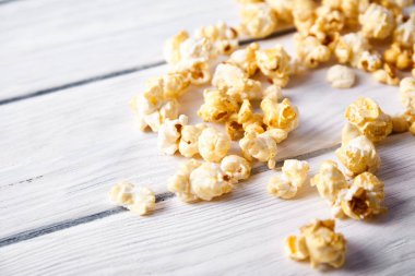 Tatlı kızarmış patlamış mısır renk arka plan üzerinde kapatın. Gıda katkı maddeleri