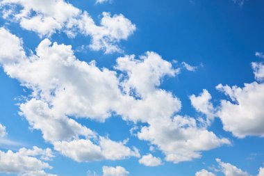 Beyaz bulutlu mavi gökyüzü. Doğa arkaplanı
