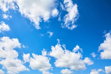 Beyaz bulutlu mavi gökyüzü. Doğa arkaplanı
