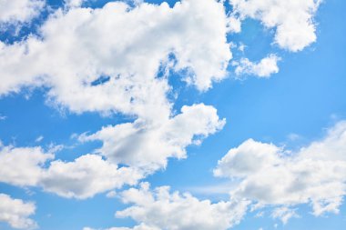 Beyaz bulutlu mavi gökyüzü. Doğa arkaplanı