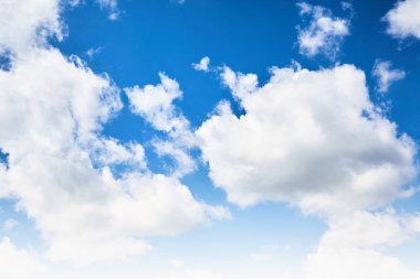 Beyaz bulutlu mavi gökyüzü. Doğa arkaplanı