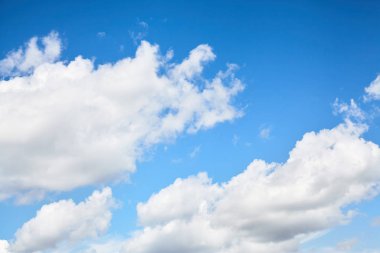 Beyaz bulutlu mavi gökyüzü. Doğa arkaplanı
