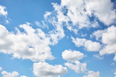 Beyaz bulutlu mavi gökyüzü. Doğa arkaplanı