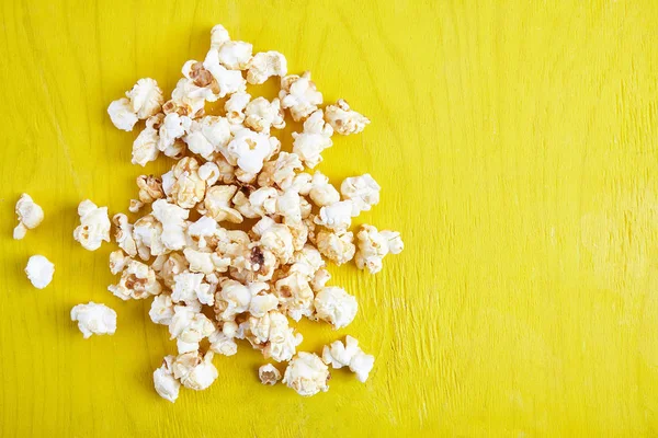 Zoet Gebakken Popcorn Close Achtergrond Kleur Voedingsmiddelen Nieuwe Voedselingrediënten — Stockfoto