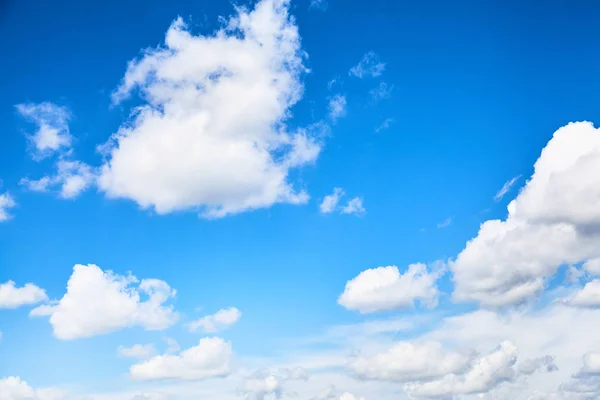 Μπλε Ουρανός Άσπρα Σύννεφα Φόντο Φύσης — Φωτογραφία Αρχείου