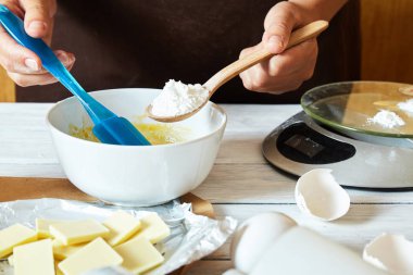 Bademli kurabiye pişirme süreci. aşçı hamur kneads