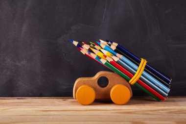 Metin için yer siyah zemin üzerine kalem ile ahşap araba