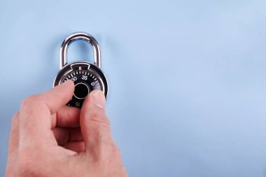 Ahşap masa üzerinde kilit kodu. Güvenli kavramı. Mevduat
