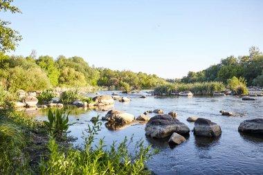 Doğa manzara. Dağ nehir taşlı. Güneş ışınları