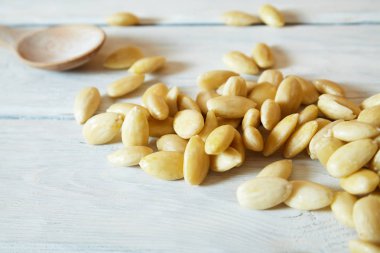 soyulmuş badem masanın üzerinde. Ahşap üzerine yemek