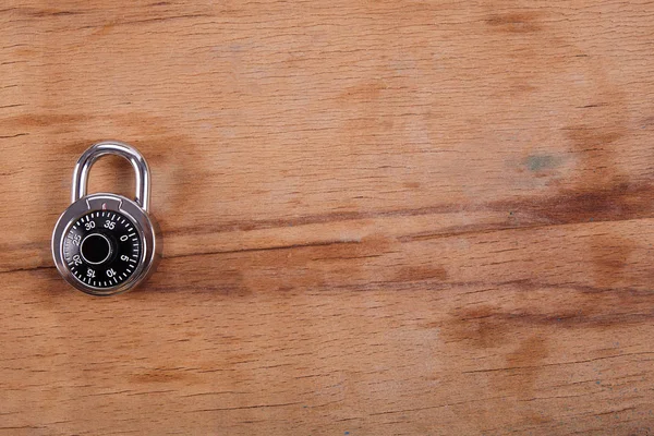木桌上的密码锁 安全的概念 — 图库照片