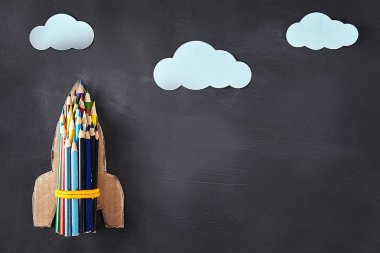 Roket siyah arka plan üzerine. Geri okul kavramı