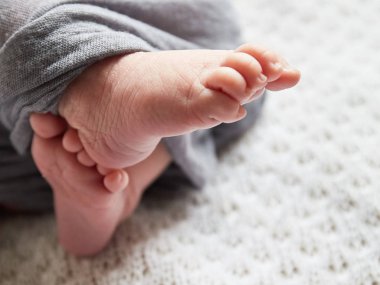 Bebek bacakları kapansın. Doğa geçmişi. Hamile konsepti