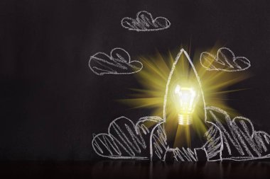 Roket siyah arka plan üzerine. Geri okul kavramı