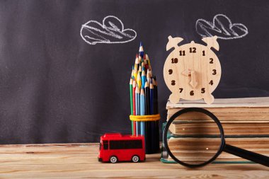 Geri Okul arka plan için. Kitaplar ve kalem roket yığını