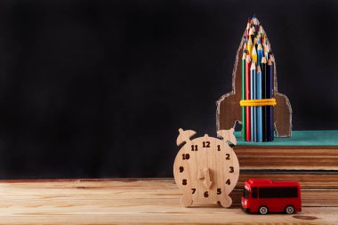 Geri Okul arka plan için. Kitaplar ve kalem roket yığını