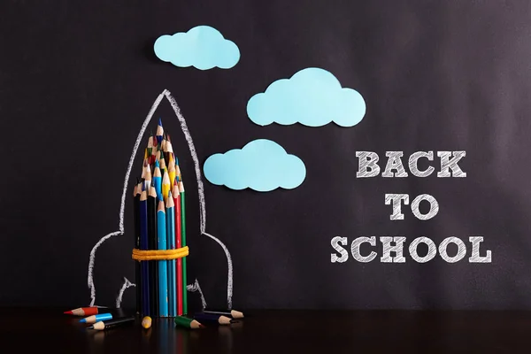 Roket Siyah Arka Plan Üzerine Geri Okul Kavramı — Stok fotoğraf