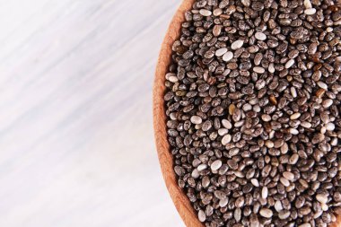 ahşap masa üzerine tahta kaşık Chia tohum. Gıda arka plan