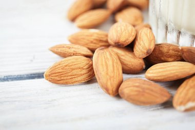 Kuru badem ahşap masanın üzerine kapatın. Gıda katkı maddeleri