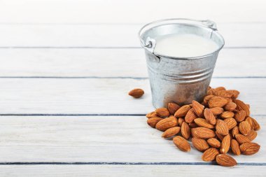 Badem sütü yakın metin için yer ile. Gıda arka plan