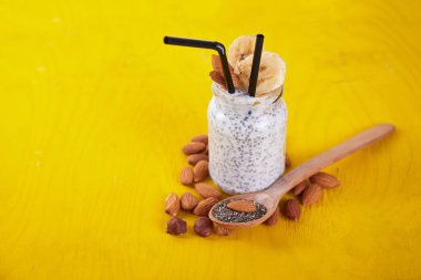 Chia tohum masada meyve ile. Gıda arka plan