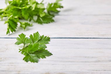 Taze yeşil maydanoz ahşap masanın üzerine kapatın. Gıda katkı maddeleri