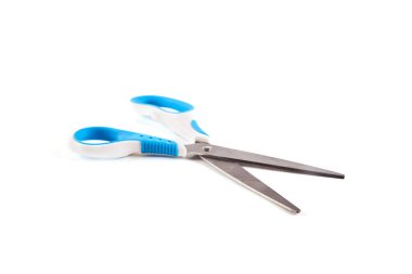 mavi kolları beyaz zemin üzerine izole kırtasiye makas