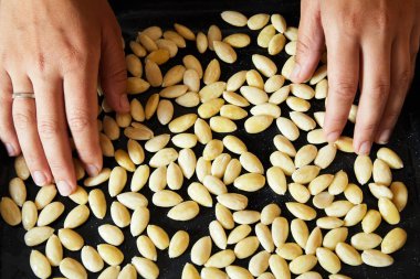 soyulmuş badem masanın üzerinde. Ahşap üzerine yemek