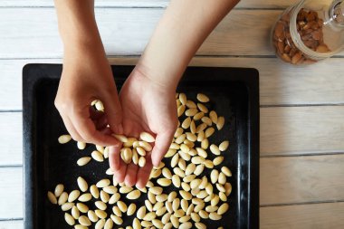 soyulmuş badem masanın üzerinde. Ahşap üzerine yemek