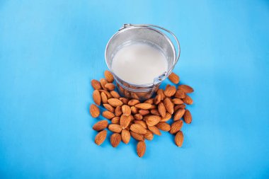 Badem sütü yakın metin için yer ile. Gıda arka plan