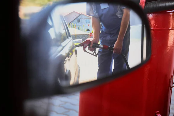 Arabada Benzin Istasyonunda Aynada Yansıması — Stok fotoğraf