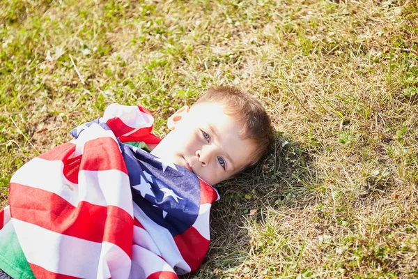 Chlapeček Vlajkou Spojených Států Amerických Proti Obloze Západ Slunce Den — Stock fotografie