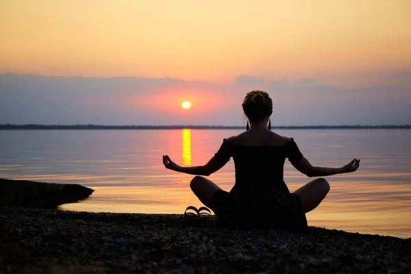 Kız Sahilde Yoga Poz Doğa Arka Plan Gün Batımı Deniz — Stok fotoğraf