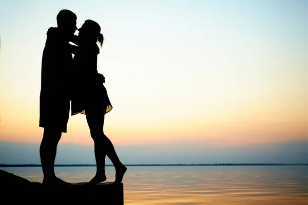 Paar Verliefd Het Strand Zonsondergang Zee Achtergrond Van Natuur — Stockfoto