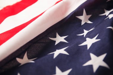 Amerikan bayrağı ahşap masanın üzerine kapatın. Anma Günü