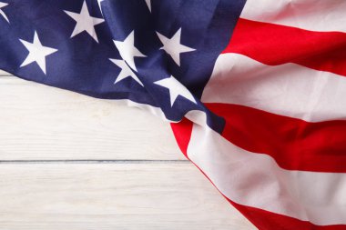 Amerikan bayrağı ahşap masanın üzerine kapatın. Anma Günü