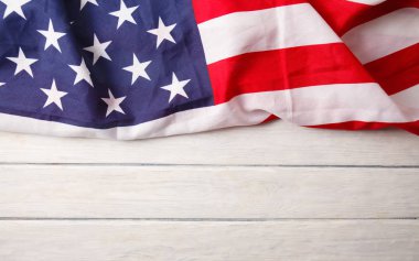 Amerikan bayrağı ahşap masanın üzerine kapatın. Anma Günü
