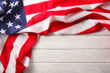 Amerikan bayrağı ahşap masanın üzerine kapatın. Anma Günü