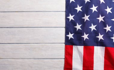 Amerikan bayrağı ahşap masanın üzerine kapatın. Anma Günü