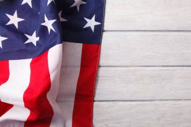 Amerikan bayrağı ahşap masanın üzerine kapatın. Anma Günü