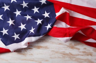 Amerikan bayrağı ahşap masanın üzerine kapatın. Anma Günü