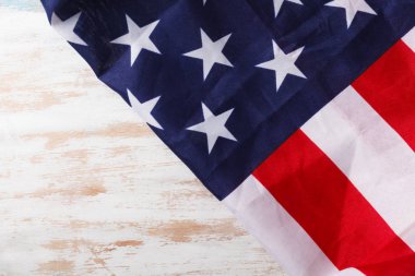 Amerikan bayrağı ahşap masanın üzerine kapatın. Anma Günü
